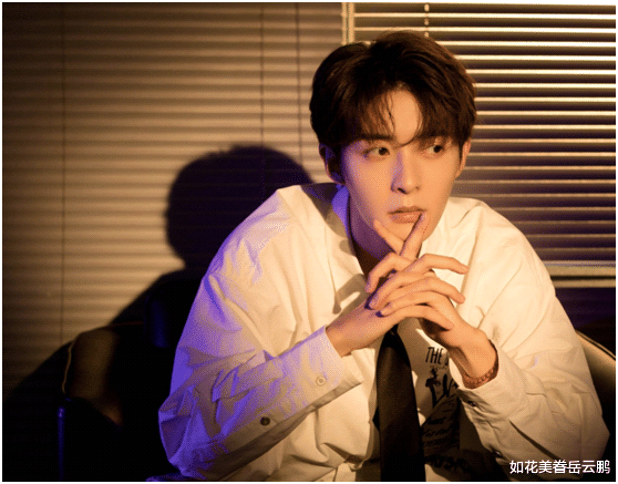 杨洋|流量爱豆与经纪人谈恋爱?朋友圈暗暗秀恩爱,并将老粉赶出后援会