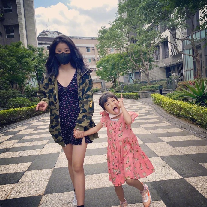 贾静雯|贾静雯：三个女儿是我的导师！前婆婆：儿子辛亏和她离婚了