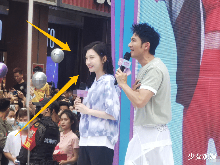 吉娜·爱丽丝|景甜现身步行街被围堵，路人的反应成焦点，真人美不美一眼即知