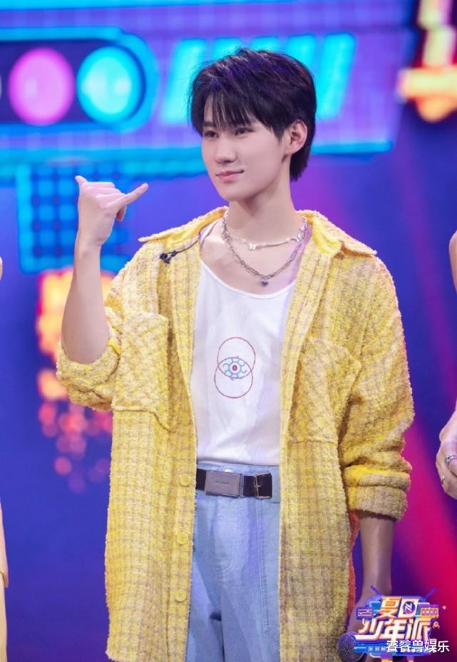 张真源|夏日少年派曝新照,丁程鑫张真源终于出镜,2位新穿搭太显少年气