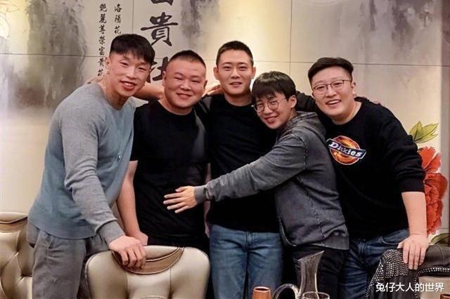 德云社|来自师哥的表率，岳云鹏“空降”七队后，孟鹤堂也紧紧跟随他脚步