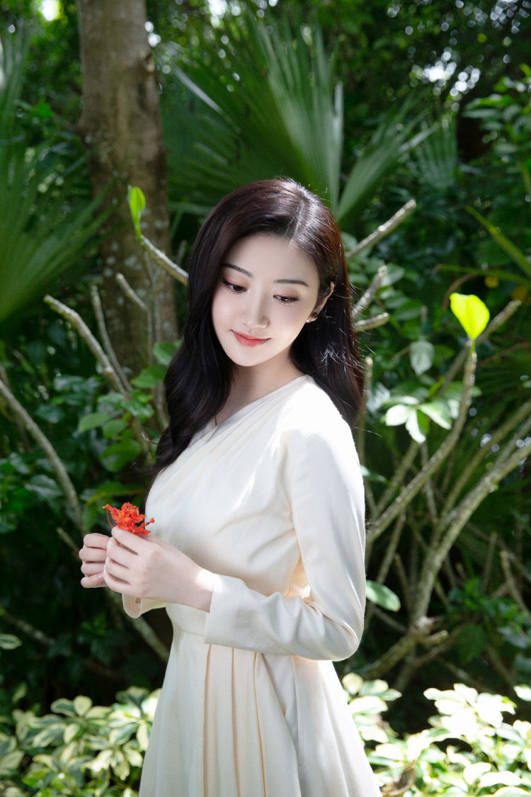 花团锦簇 景甜胆子也太大了,穿黑色连衣裙,也不怕走光!