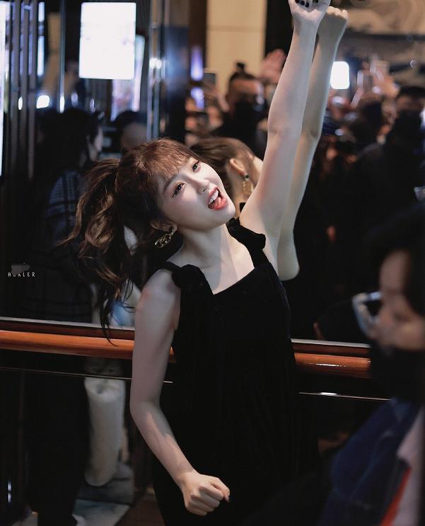 虞书欣|难怪虞书欣一直披肩发，看到她随手扎起的高马尾，发量过于真实了