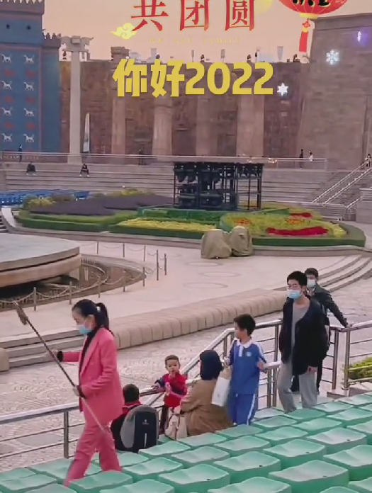 |孙卓母子游世界之窗，孙妈穿着打扮时尚，手上自拍杆太抢镜