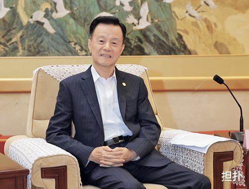 楼市|手握684亿现金，去年买下100块地皮，他才是中国地产界的真正首富