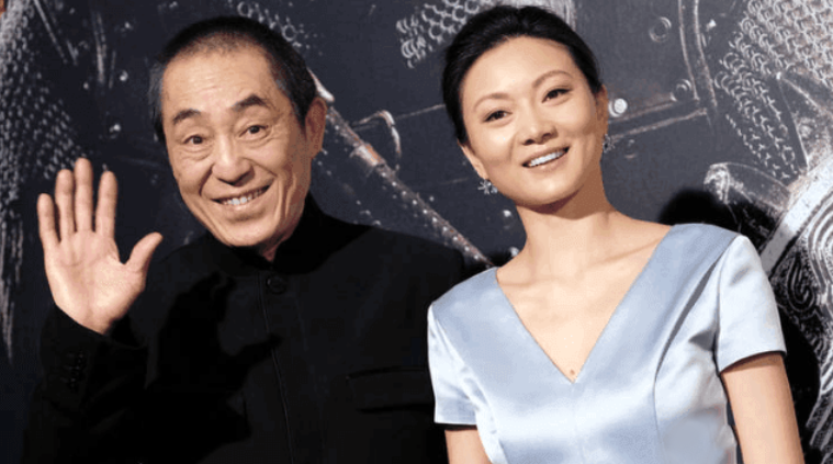 美人哒|张艺谋小31岁娇妻真气质，穿缎面裙素雅又高级，越来越有贵妇相