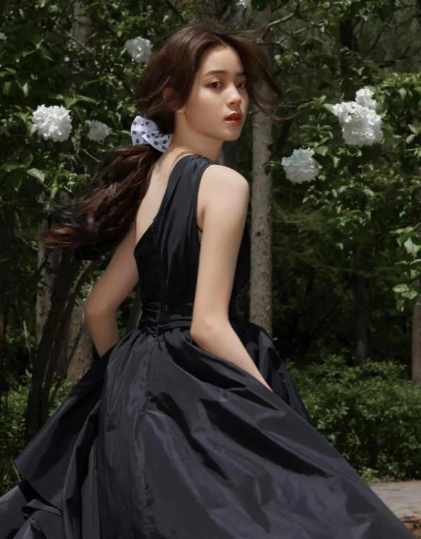 李木戈|李木戈导演新戏杀青，国内首部吸血鬼题材来袭，这女主让人失望