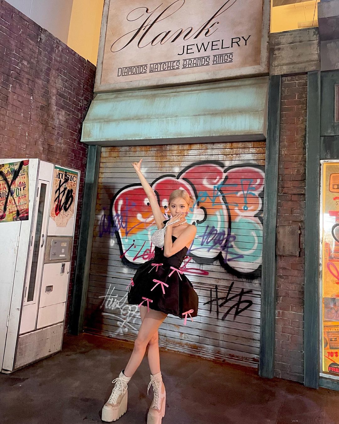 时尚课|Rose晒专辑花絮美照,穿蝴蝶结蓬蓬裙俏皮可爱,却被20厘米板砖鞋抢了镜