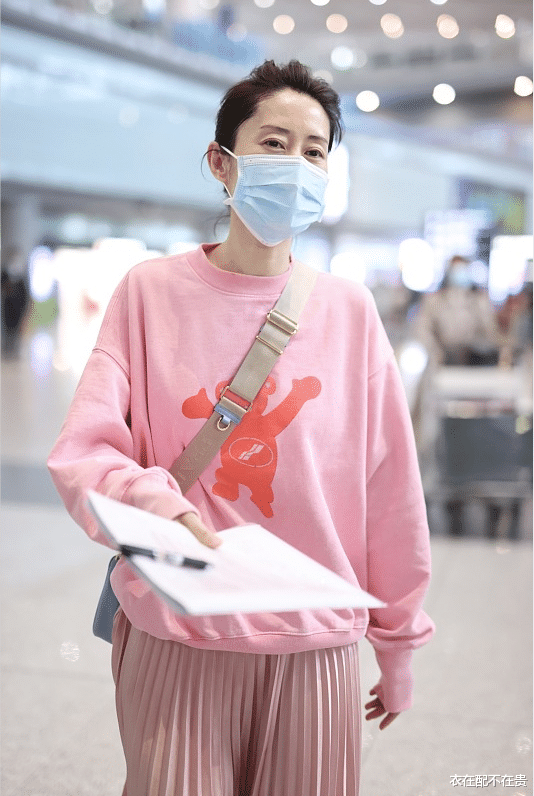 衣在配不在贵 脱离美颜滤镜后，刘敏涛穿一身粉也遮不住年龄感，好在气质撑得住