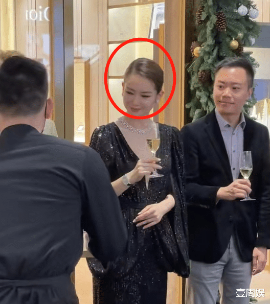 戚薇|戚薇浓妆艳抹出席活动，老外目不转睛盯着她看，太有魅力了！