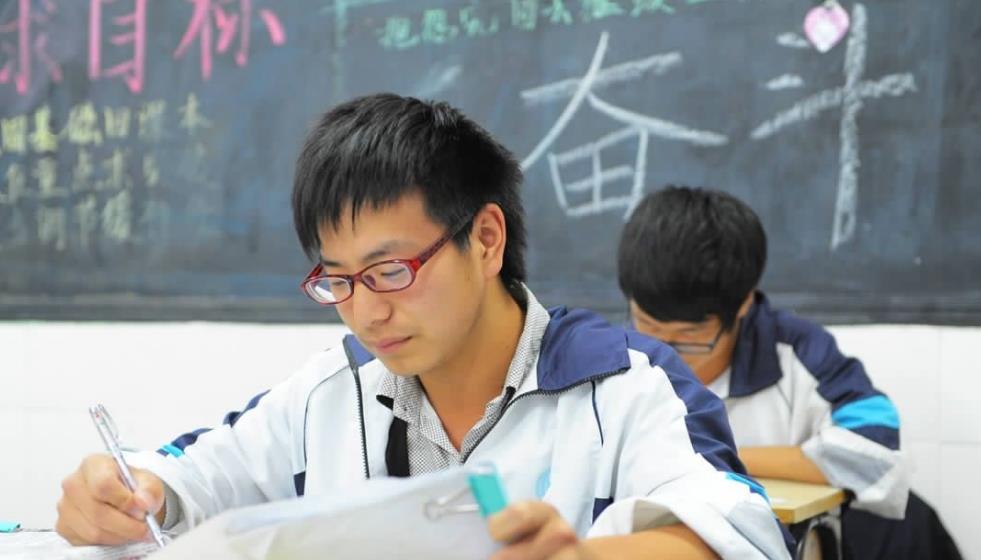 大学生|高考500分考上二本，大学生读一个月后回家复读，直接愁坏家长