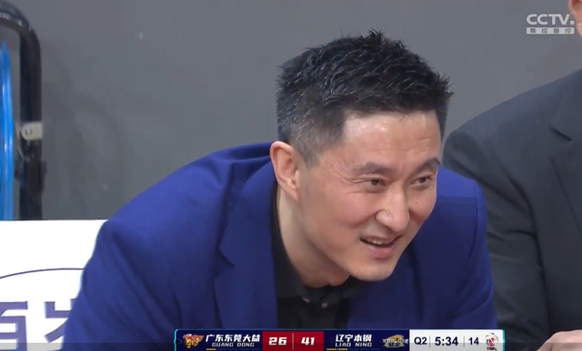 阿森纳|秀！杜锋冲现场球迷喊：大家喜欢看罚篮吗？结果，赵继伟稳稳罚中