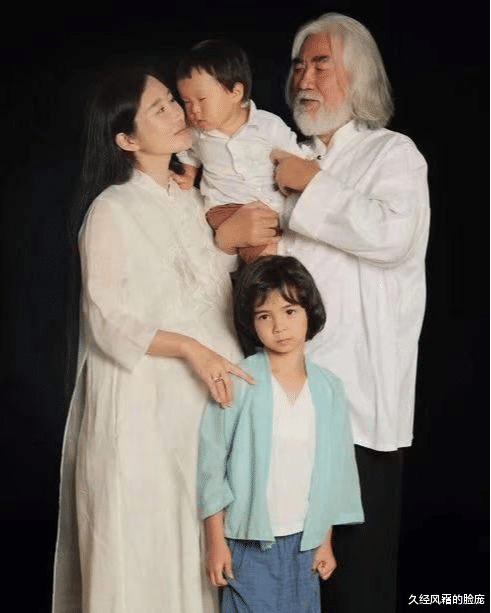 久经风霜的脸庞|张纪中一家四口过圣诞，别墅大到要乘坐电梯，混血儿子帅气露脸