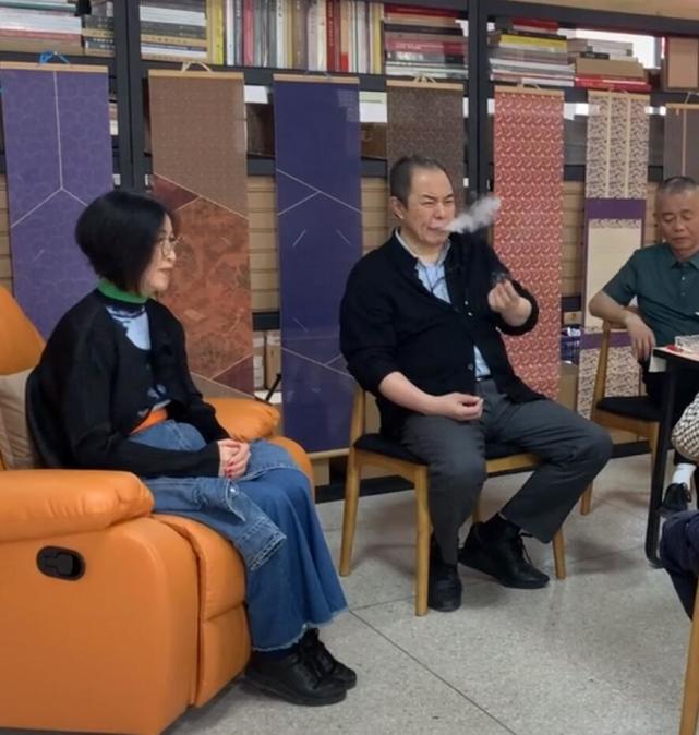 张铁林|64岁张铁林出席活动，怒怼主持人不做功课，室内抽雪茄吞云吐雾