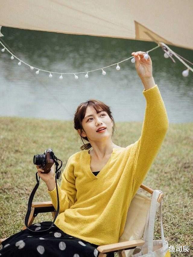 鱼司辰 一到秋冬，又把毛衣带火了，这几个颜色更适合，普通女生的标配