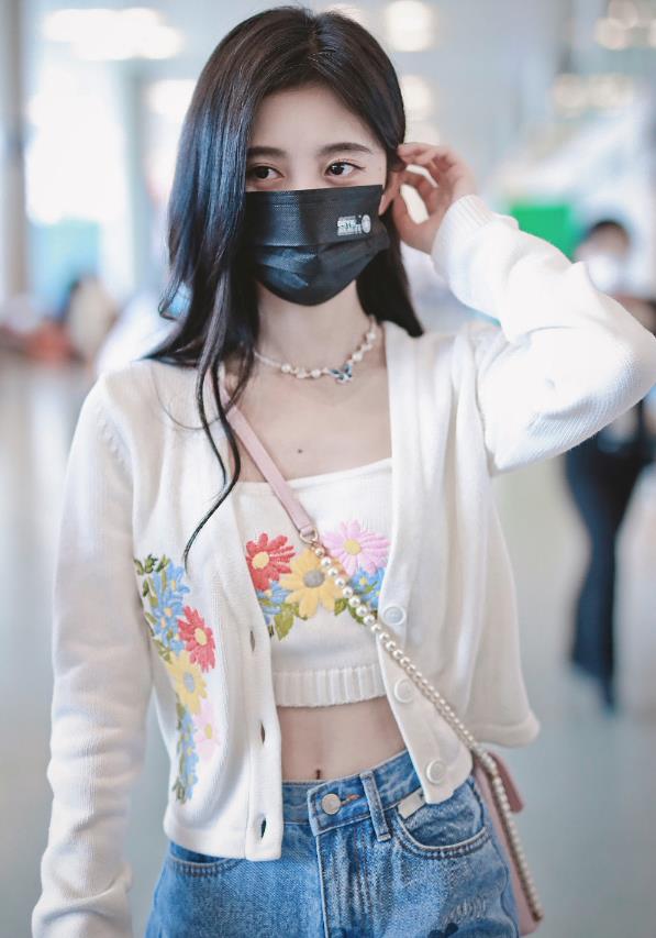 鞠婧祎|鞠婧祎越红越敢穿？挑战15CM抹胸衣，秀出身材无敌撩