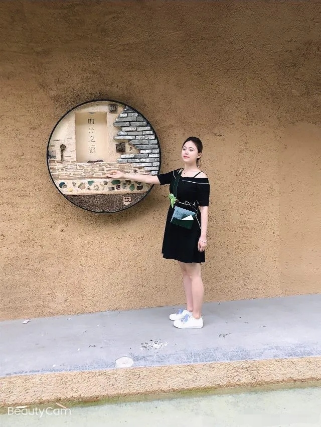  一字肩吊带裙配上小白鞋，显高挑显身材！