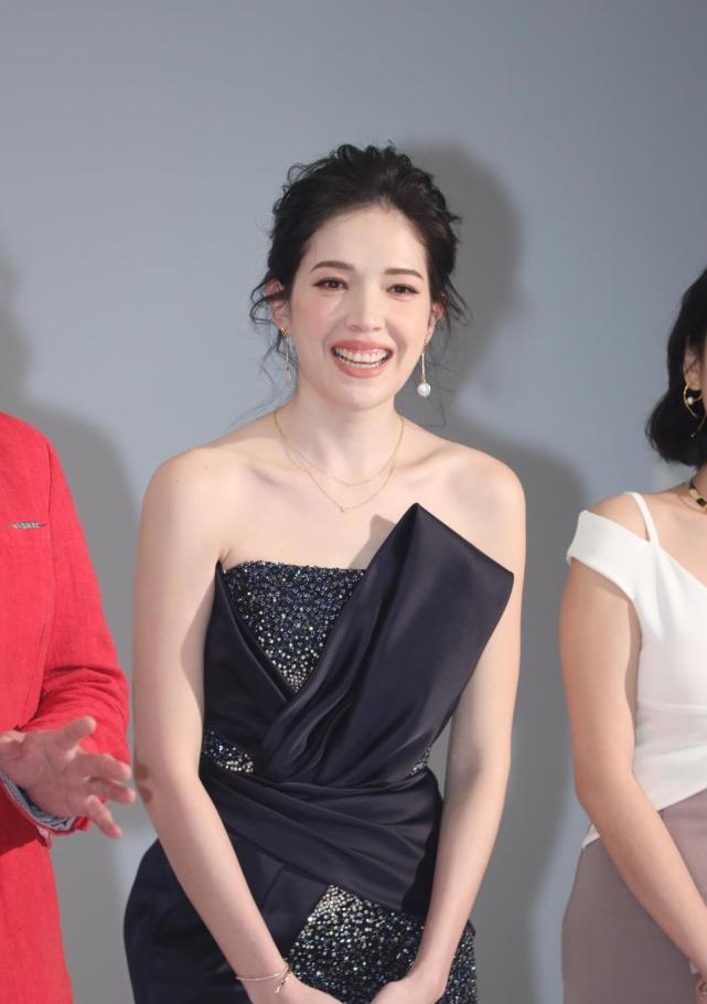 许玮甯|邱泽桃花运太好！豪掷400万为娇妻买钻戒，娇妻穿白衬衫颜值出众