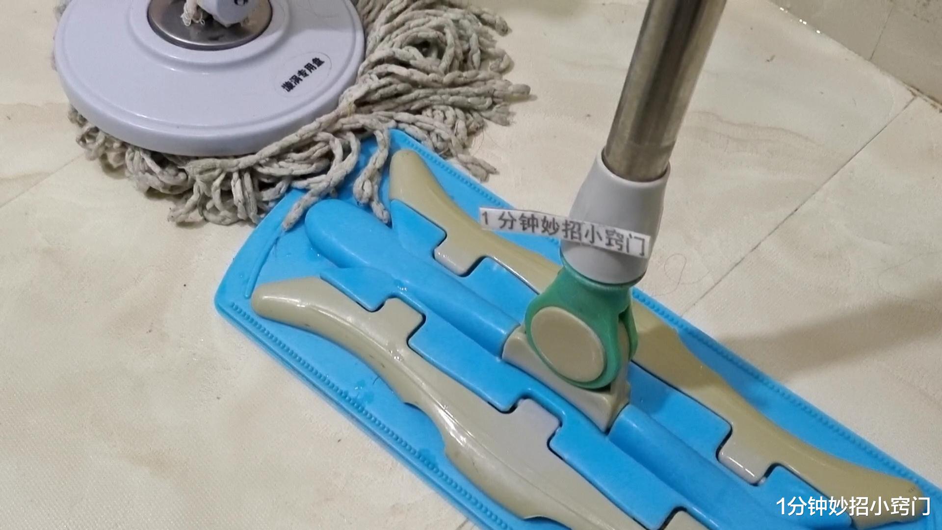 废旧拖把杆别再扔了，套上饮料瓶稍加改造一下，家家户户都离不了