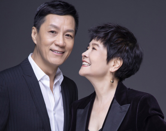 李冰冰|58岁冯远征近照瘦太多！与老婆贴身搭肩好亲密，结婚28年至今无子