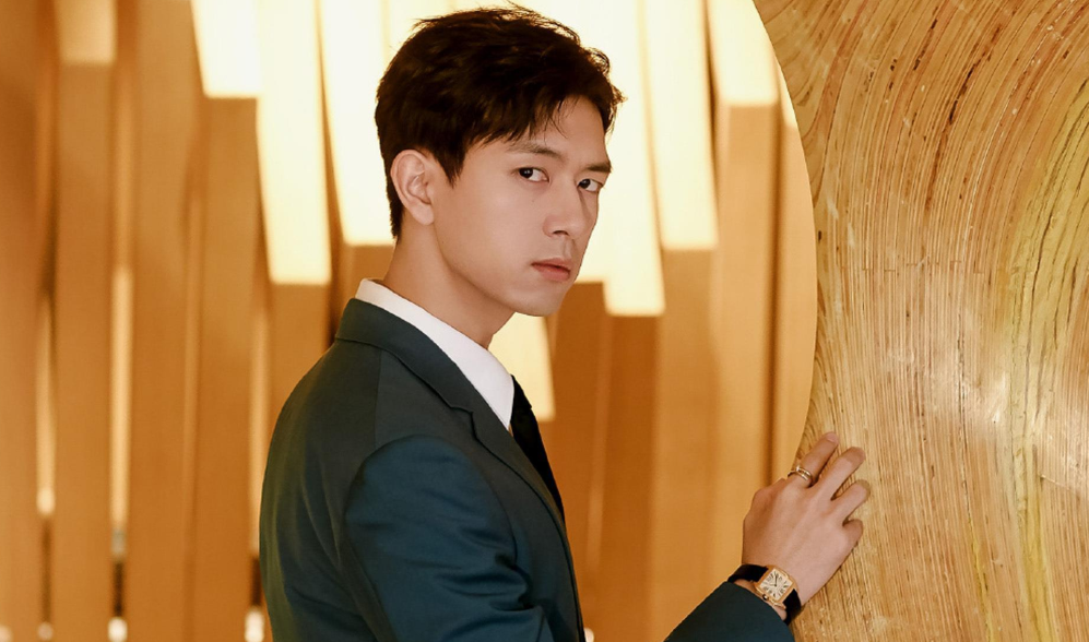 李现|李现换个发型像换了个人，秒变“花美男”，日系风大片满是侠客柔情