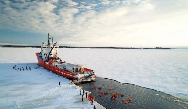 航天员 数百名科学家冰上漂流389天后,带回一个坏消息:北极正慢慢消融