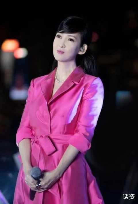 周慧敏|54岁周慧敏献唱冻到发抖，生图眼皮松垮，女神竟老了一大圈