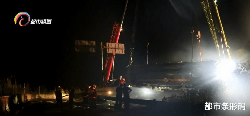 都市条形码 30吨油罐车侧翻泄漏 多部门鏖战14小时排险