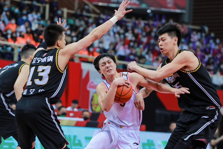 廣東男籃|CBA總決賽廣東拿賽點，裁判再惹爭議，2次誤判險釀大錯