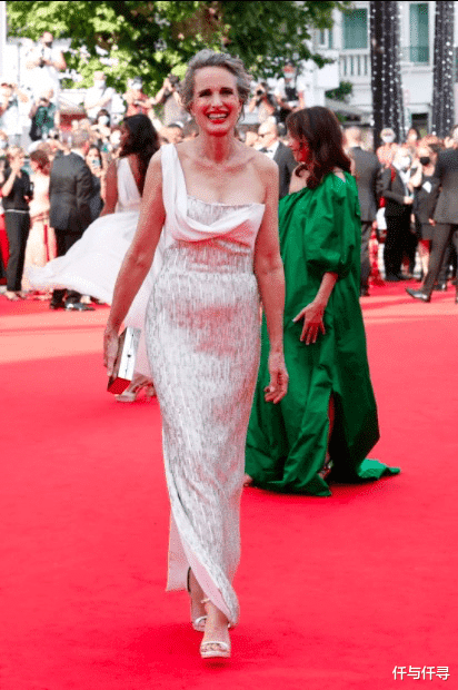 仟与仟寻|戛纳影展红毯点评：老戏骨霸场，白发做配饰搭礼服，越老越有味道