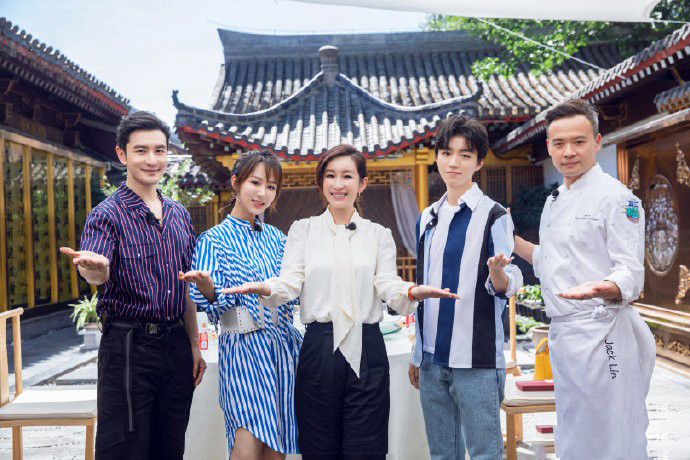 混搭时尚Anna|杨紫《中餐厅》私服，穿条纹裙优雅少女，把王俊凯秦海璐风头都抢了