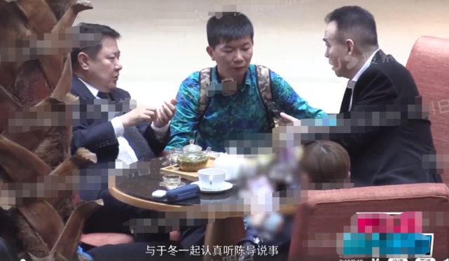时尚风行派|京圈大佬罕见齐聚！69岁陈凯歌啤酒肚太抢镜，娇妻陈红却坐在边缘