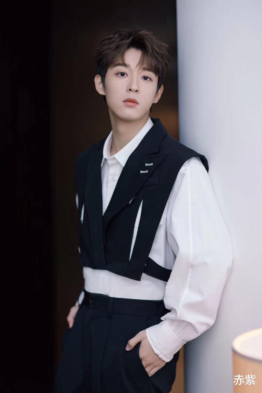 赤紫|吴宇恒黑白配穿搭来了，秋季照着穿都很帅