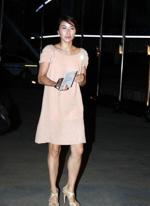 猫姐穿搭经 郭晶晶不愧是贤内助,穿白衬衫和霍启刚亮相,温柔贤淑真长霍家脸