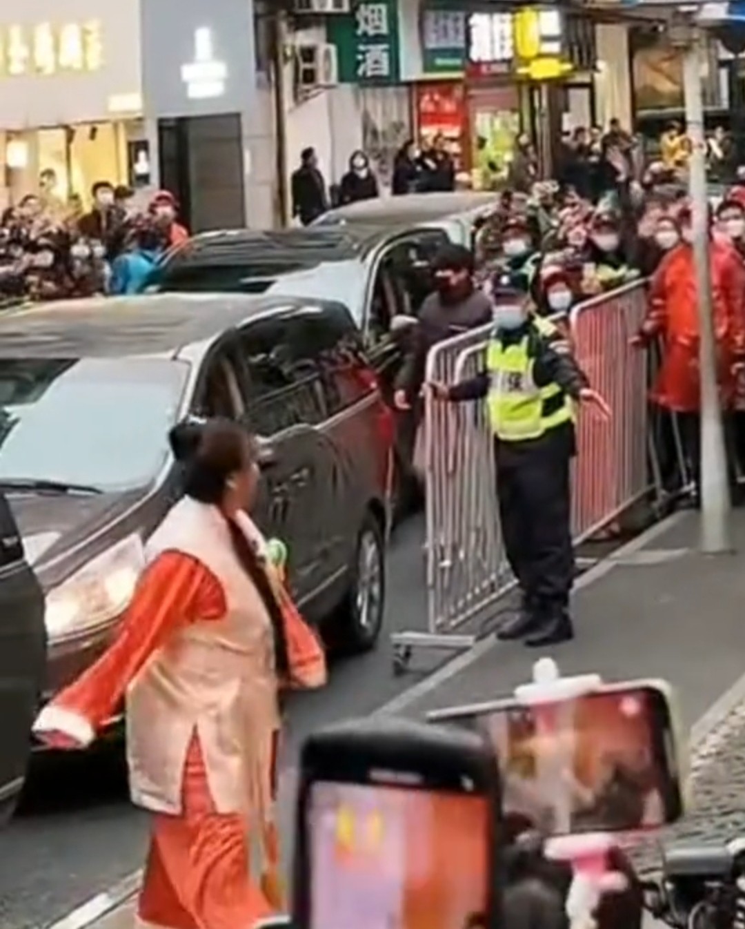 贾玲|贾玲宋小宝现身杭州，围观人群拥堵车辆停滞不前，还有粉丝喊破音