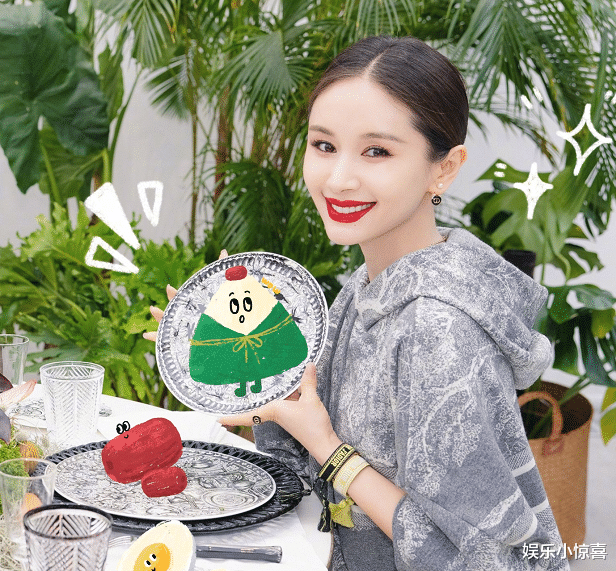 王子文|王子文给儿子庆生，母子俩站星空下亲吻，男友吴永恩不在现场