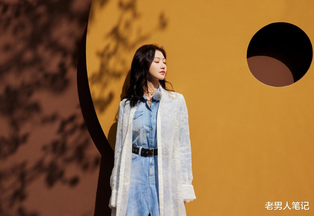 老男人笔记 景甜冷艳牛仔风，开衩长裙柔情绰态，原来你是这么一个“资源咖”