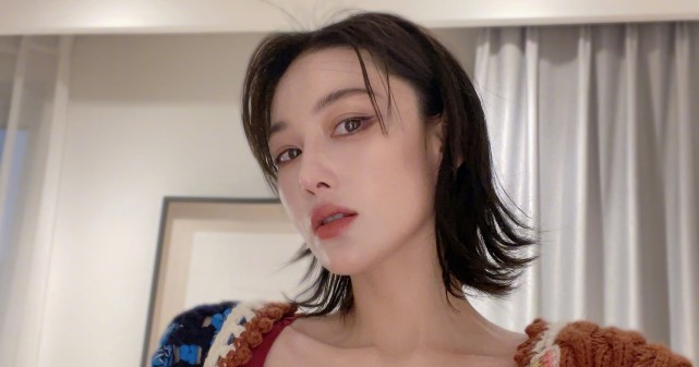 张馨予|张馨予晒剧组餐，两荤一素，外加一碗蓝莓，没有任何主食