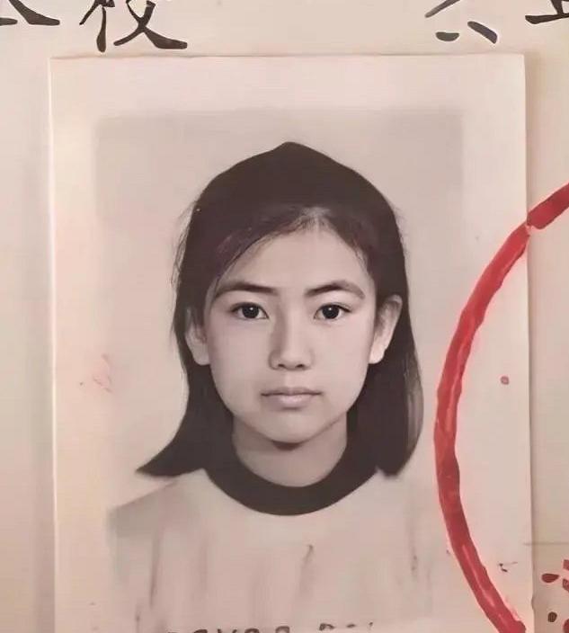 虞书欣|一眼就认出来的明星童年照，虞书欣可爱，赵丽颖洋气，毛晓彤绝了