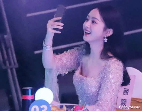 王立科|赵丽颖晚会玩自拍，竟然和他比v合影，原来二人竟是老友