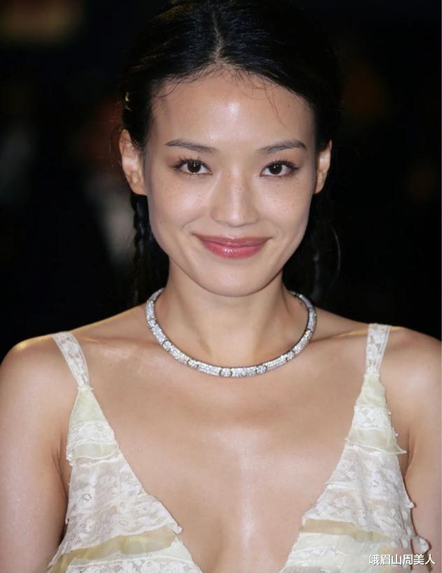 发型|?被男生公认为不好看的4种脸型，化妆也很难变美，希望你一个不中