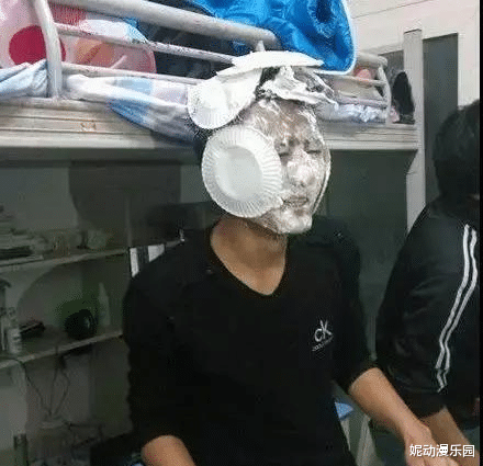 |搬进刚租来的新房，打扫卫生不小心发现的，我该不该告诉房东呢