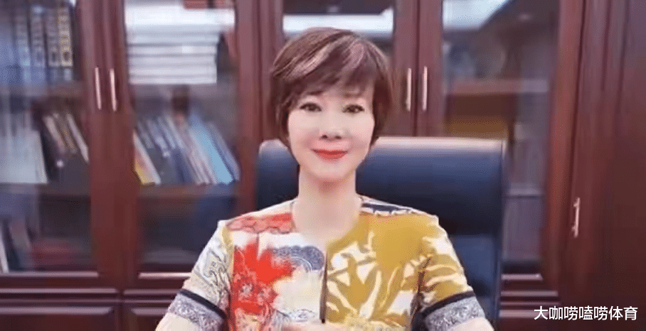 许昕|许昕恩师罕见现身!59岁皮肤白皙韵味十足,57岁二婚嫁豪门很幸福