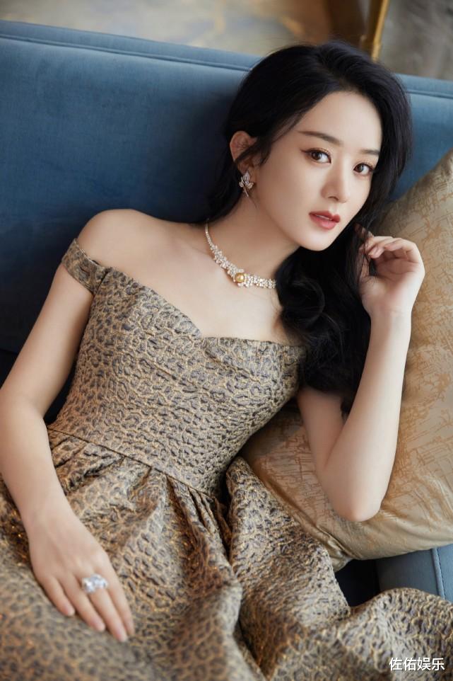 赵丽颖|赵丽颖8月依旧不进组拍戏，静坐看书超优雅，和冯绍峰离婚后有女人味