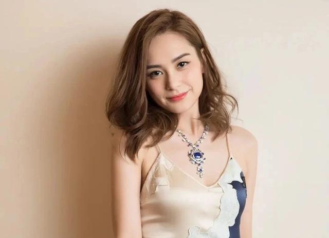 iu|颜值崩了！阿娇现身录影变化大认不出，五大三粗身材臃肿变大妈