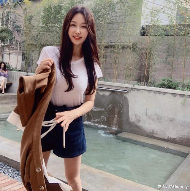 美丽|年过半百却比24岁的女儿还要年轻？她为什么不显老？