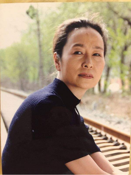 奚美娟|“满贯影后”奚美娟：与潘虹同窗，39岁产子被弃，前夫已另娶