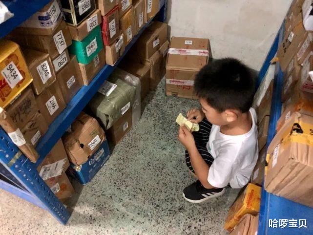 哈啰宝贝|5岁男孩小区里创业，每次收费0.5元：这小子不错哦，未来可期！