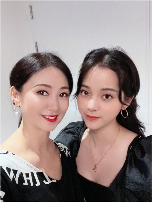 时尚风行派|翁虹一家三口罕见聚齐！13岁女儿颜值大逆袭，同框欧阳娜娜竟不输