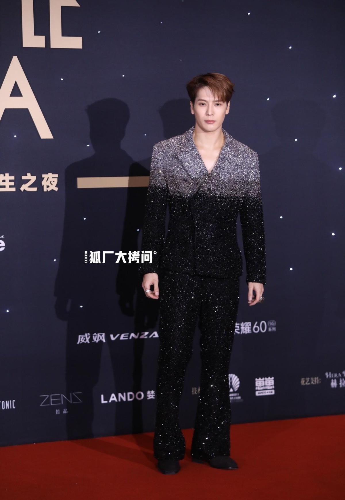 火龙果|时尚先生:龚俊穿成“火龙果”,王嘉尔真有个性,邓伦穿得挺正式